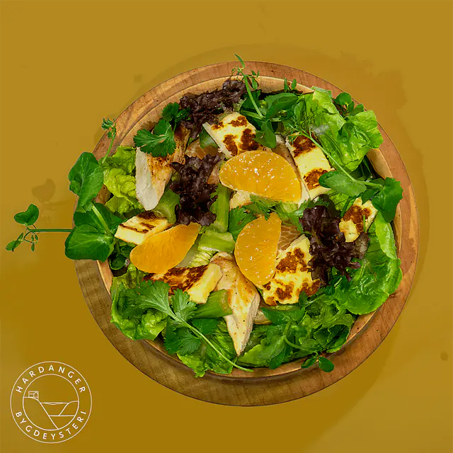 Del i skiver, og steik på panna. Osten smeltar ikkje, men får ein mjuk konsistens.