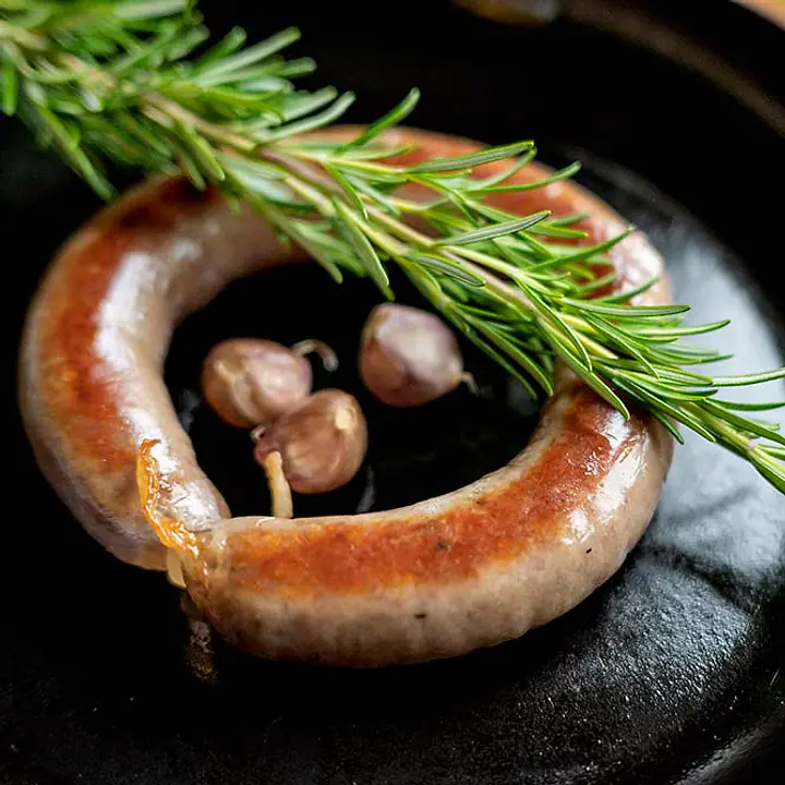 Bratwurst as ullgris i pannen
